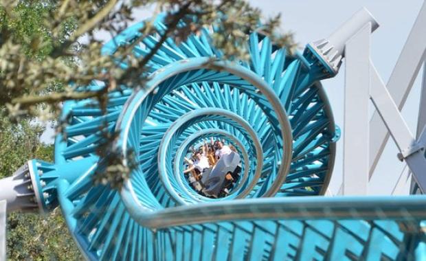 Montagne russe blu in un emozionante giro a spirale.